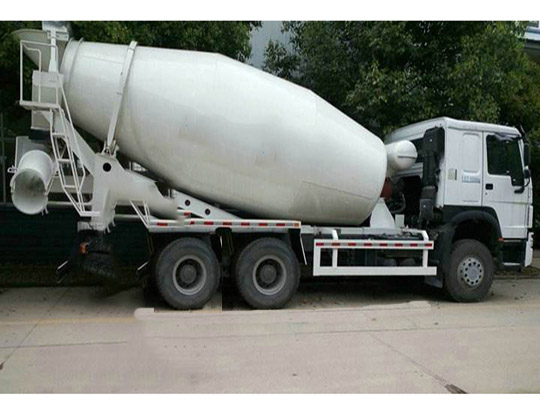 El Camión mixer de cemento